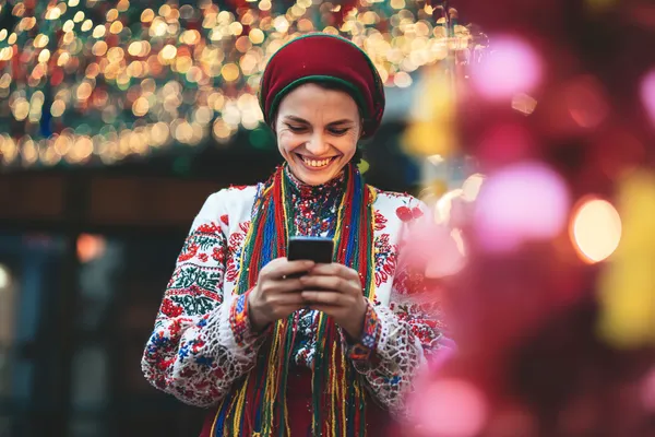 সবুজ বিলাসবহুল গাউন পরা এক নারী অলংকৃত রুলেট চাকার পাশে—যা BAJI2000–এর উচ্চমানের ক্যাসিনো পরিবেশকে প্রকাশ করে।