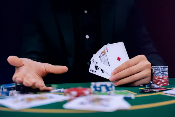 একটি উৎসবমুখর অনুষ্ঠানে স্মার্টফোন ব্যবহার করছেন একজন খেলোয়াড়—যা BAJI2000–এর সম্পূর্ণ মোবাইল-ফ্রেন্ডলি অভিজ্ঞতাকে তুলে ধরে।